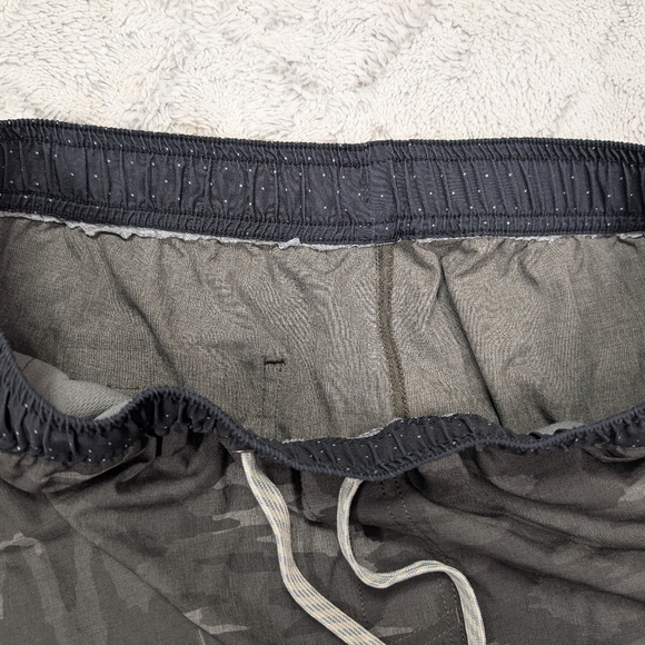 Vuori Shorts Mens M Black Camo Watercolor Kore Unlined Train Casual 7.5” - Picture 6 of 7